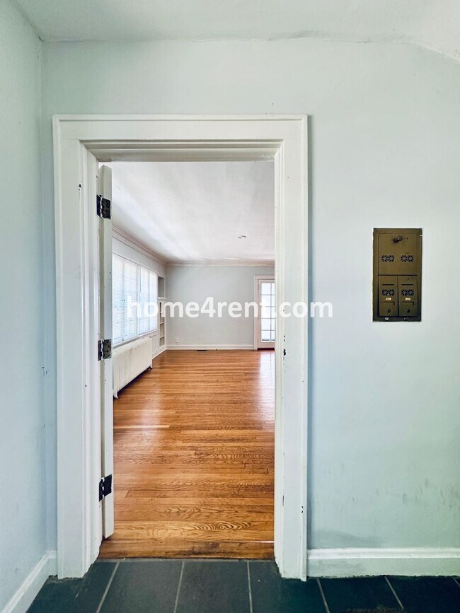 Foto del edificio - First Level Condo, Just Off the Plaza with Hardwood Floors and Lawn Care Provided!