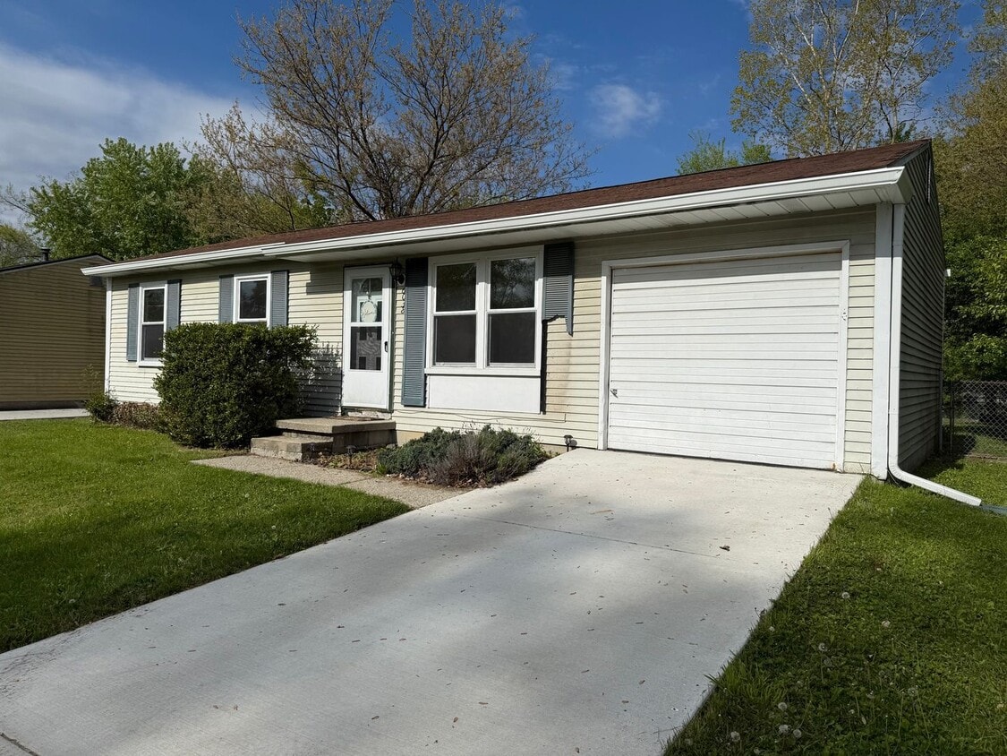 3 bedroom 1 bath, fenced in back yard, one car attached garage - 3 bedroom 1 bath, fenced in back yard, one car attached garage