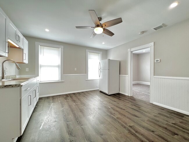 Building Photo - 256 3rd Ave