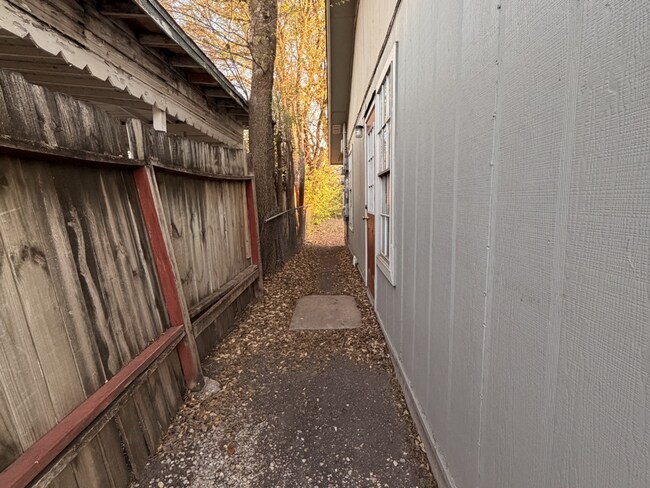 Foto del edificio - Bright & Inviting 2-Bedroom Duplex in a Highly Desirable Central Location