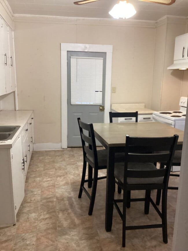 Building Photo - Beautiful Sidney Home