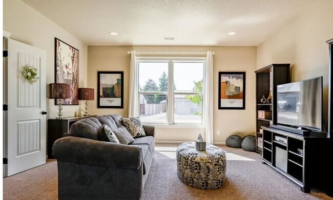 Building Photo - Beautiful 3 bedroom, 2 bath home in Miller...