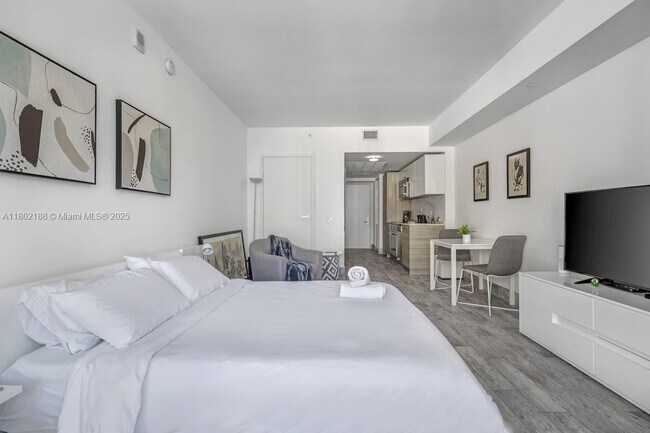 Building Photo - 1300 Brickell Bay Dr