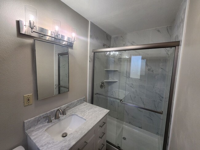 Building Photo - Beautiful Remodled, 3 Bedroom Home!