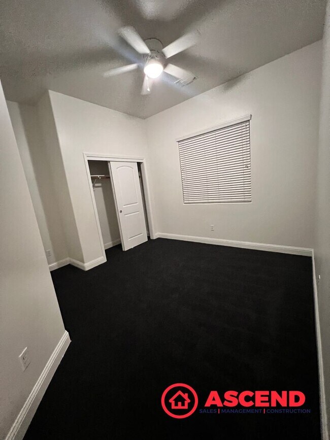 Foto del edificio - 4 Bed, 3 Bath Home with Modern Kitchen & Attached Garage