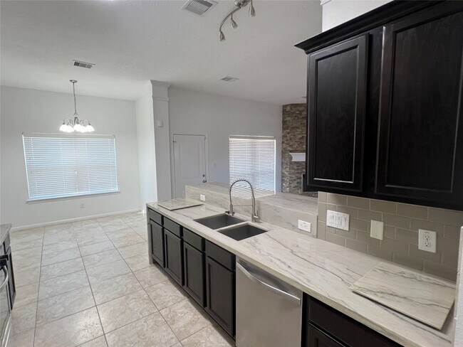 Foto del edificio - 99 Fordland Estate Dr