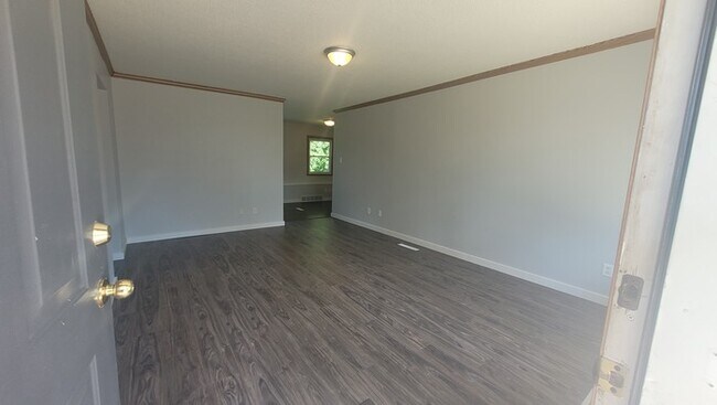 Building Photo - Recently remodeled 3 bedroom 1.75 bathroom...