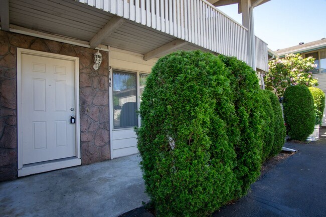 Building Photo - VERY Spacious Townhouse with Private Patio, DW, & W/D Hookups!
