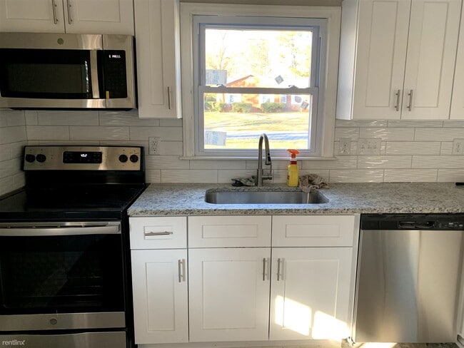 Building Photo - 2 br, 1 bath Duplex - 3401 Meredith Avenue...