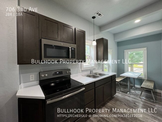 Building Photo - 706 3rd Ave