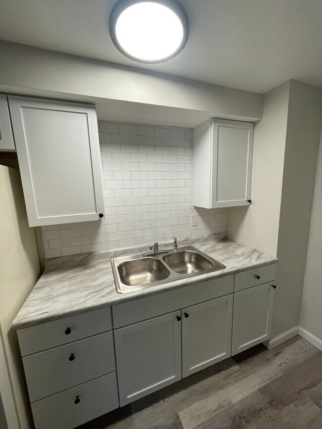 Foto del edificio - One and Two Bedroom Apartment Building