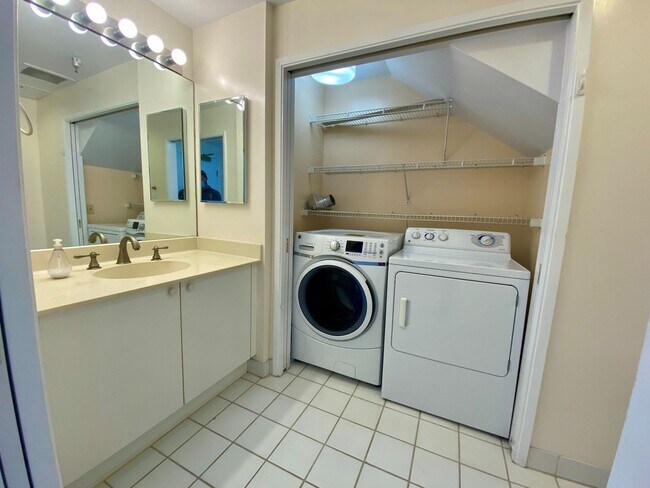 Foto del edificio - Luxurious 2/2.5/2 bi-level Kakaako apartment at the Imperial Plaza