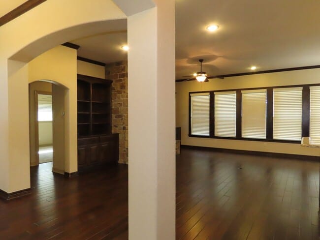 Building Photo - Lindale ISD- Gorgeous 4 Bedroom 2.5 Bathro...