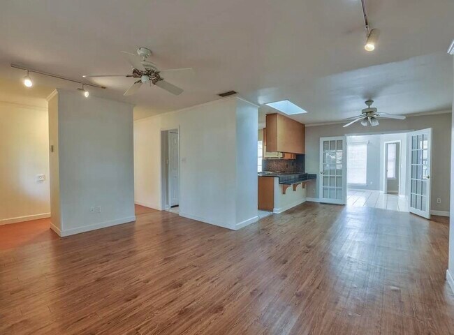Foto del edificio - 2093 Greenwood Dr