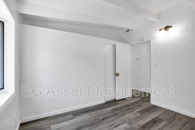Foto del edificio - 1588 Ridgecrest Rd