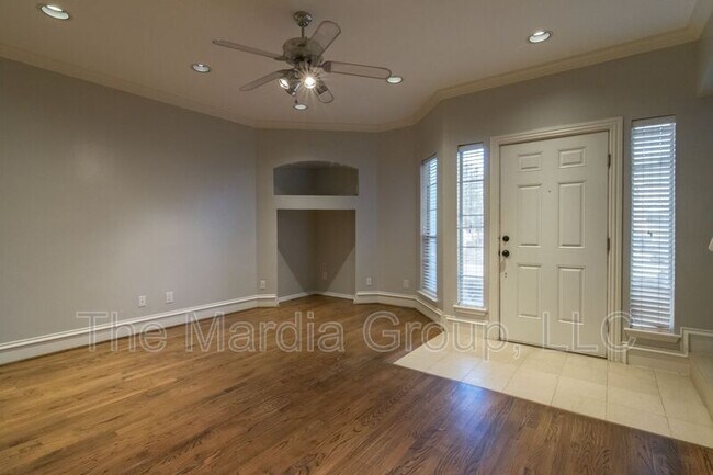 Building Photo - 3904 Brandon Park Dr