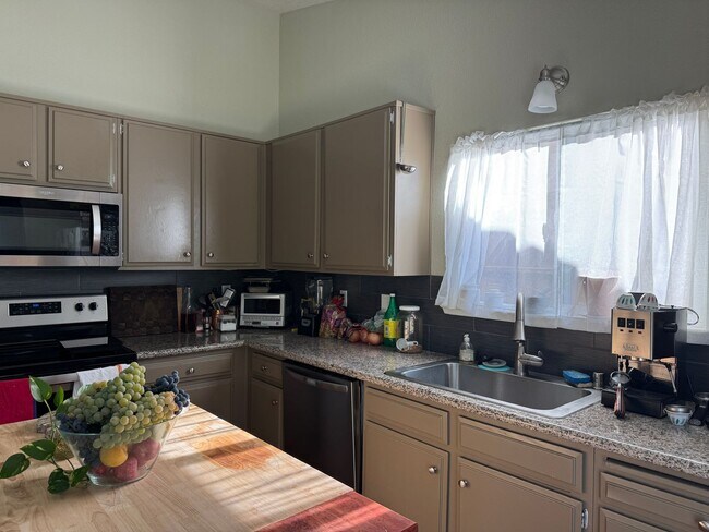 Foto del edificio - Charming 3-Bedroom, 2-Bath Home with Solar...