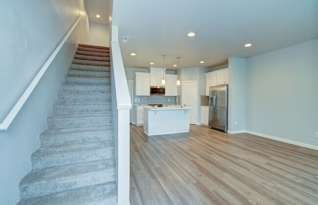 Foto del edificio - Beautiful Townhouse with Easy Access to Everything!