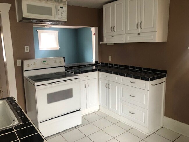 Foto del edificio - VINTAGE BUNGALOW NEAR CORBIN PARK AVAILABLE NOW!!
