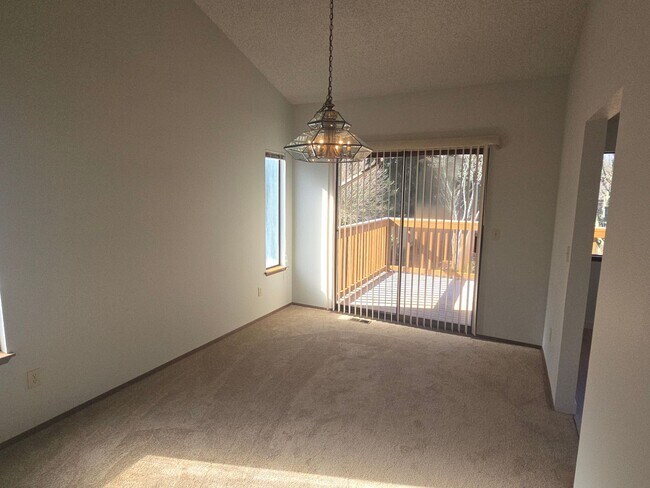 Foto del edificio - Fairwood Community -Split level home- 6 be...