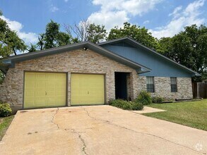 Building Photo - 1009 Whispering Dr