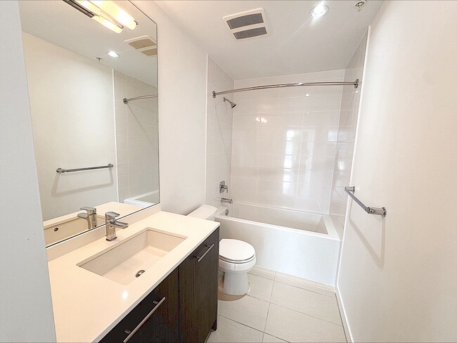 Building Photo - Centre West - 2408