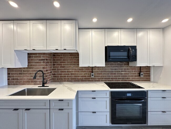Foto del edificio - 5947 W Montrose Ave