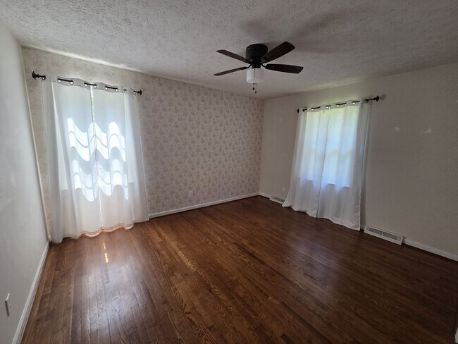 Foto del edificio - College Park Subdivision - 4-5 BR Single Family Home