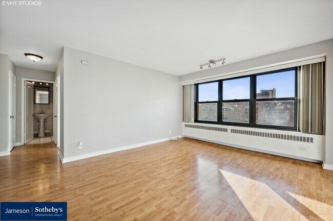 Living Room - 6118 N Sheridan Rd