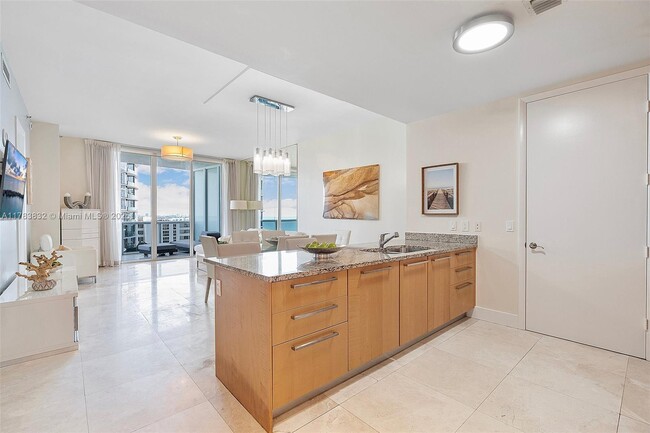 Foto del edificio - 15811 Collins Ave