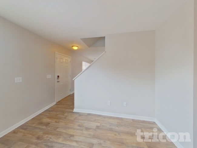 Building Photo - 175 Cascade Dr