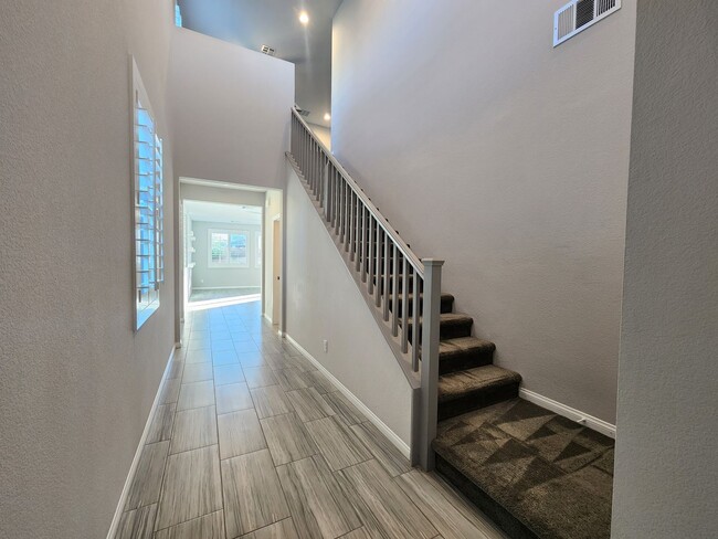 Building Photo - Elegant 3-bedroom, 2.5-bathroom home