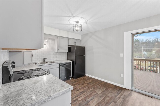 Foto del edificio - Discover Findlay, a well-located 2-bedroom, 1-bath home in Imperial, PA.