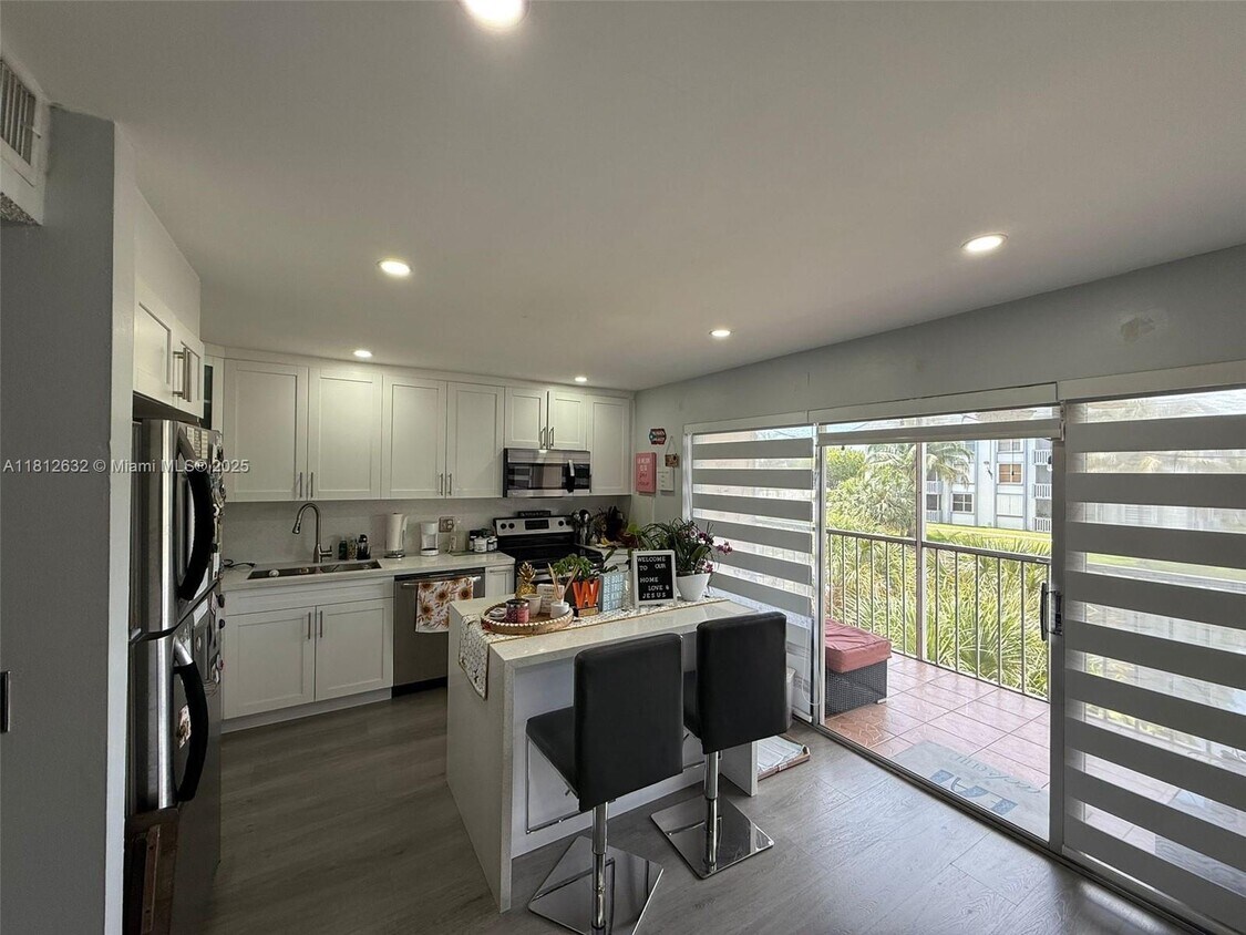 Foto principal - 17000 NW 67th Ave