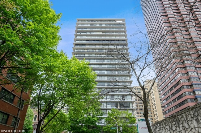 Photo - 320 W Oakdale Ave Apartment