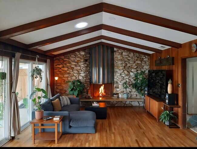 Foto del edificio - 968 Corte Maria Ave