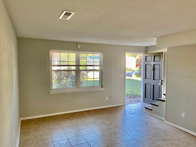 Building Photo - Remodeled East Ridge Townhomes: 2Bed/1.5Ba...