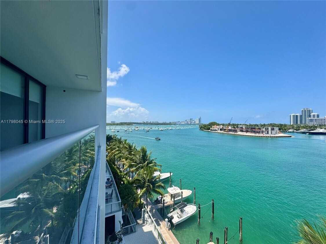 Foto principal - 10201 E Bay Harbor Dr