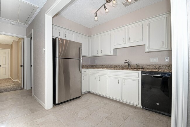 Building Photo - 518 Moore St