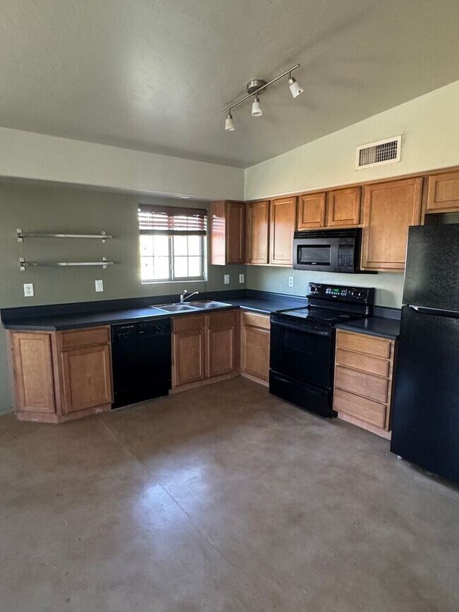 Foto del edificio - 3 bedroom 2 bath