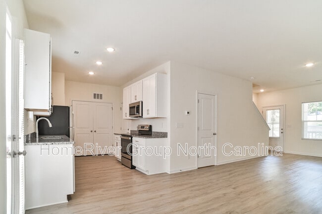 Building Photo - 18 Carnes Rd SW