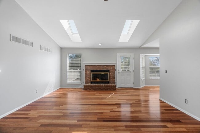 Building Photo - Beautiful 3B/2B Home in St. Charles