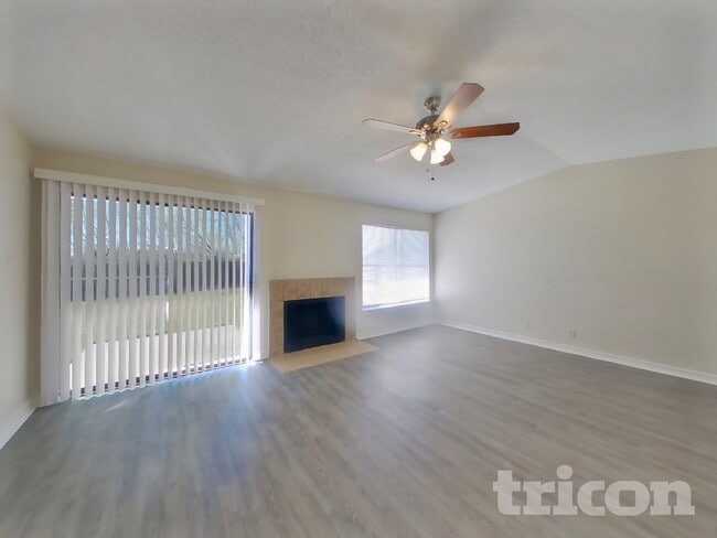 Building Photo - 10526 Kinderhook Dr
