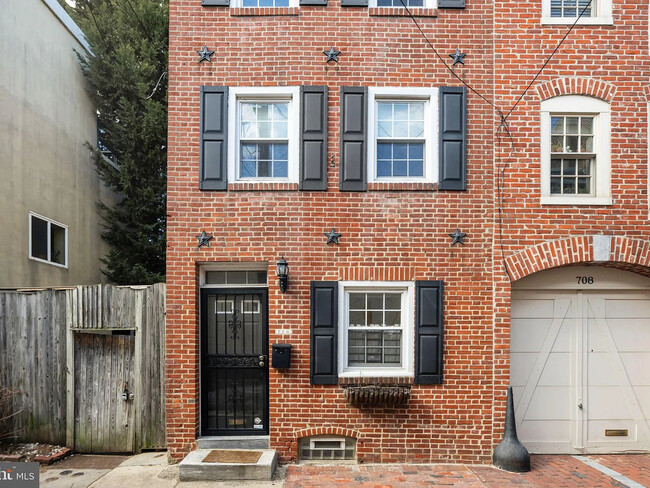Exterior - 706 N Bodine St