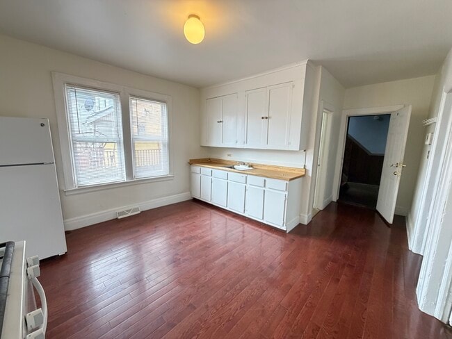 Building Photo - 3214 Holbrook St