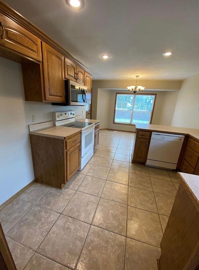 Building Photo - 984 Bates Dr