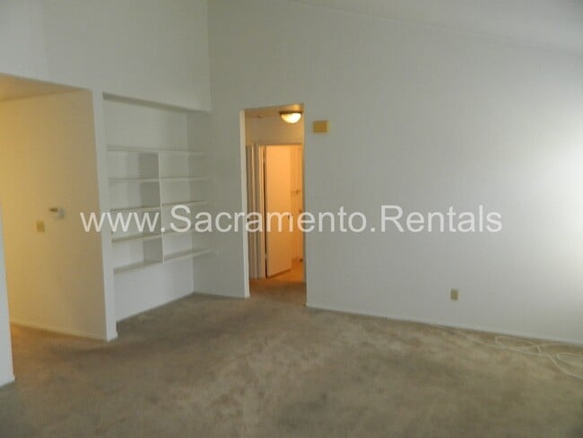 Building Photo - Spacious Rosemont 2bd/1ba Condo with Extras!