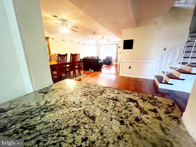 Building Photo - 323 N 41st St