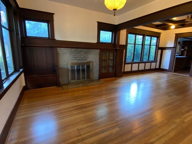 Building Photo - 4 bed 2 bath home in NE Portland for Rent