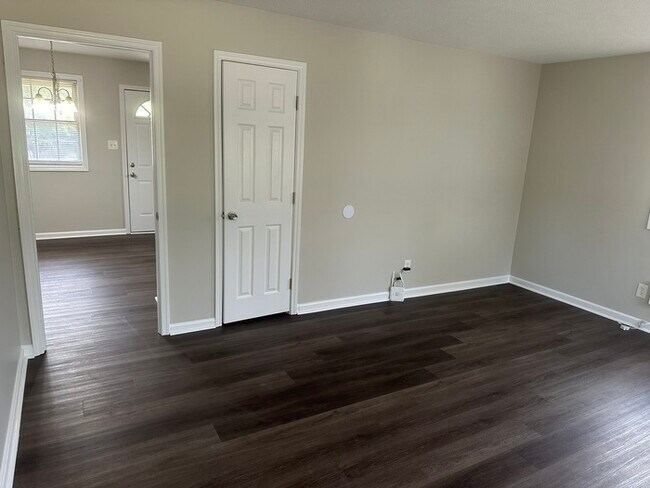 Building Photo - 1847 Gola Dr